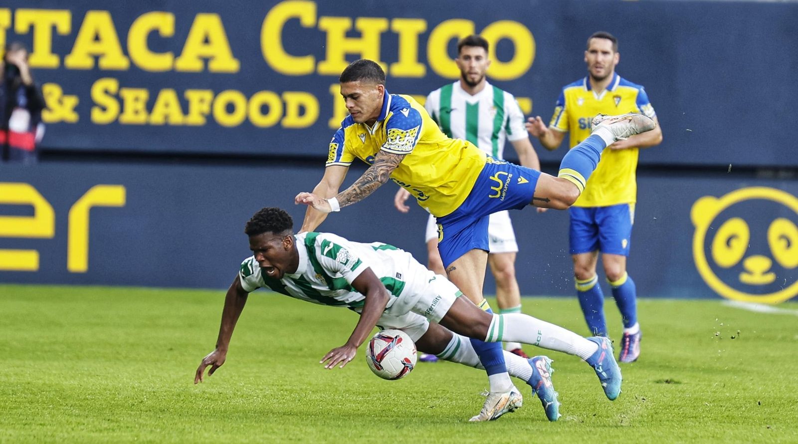Brian Ocampo y Marvel luchan por el balón.