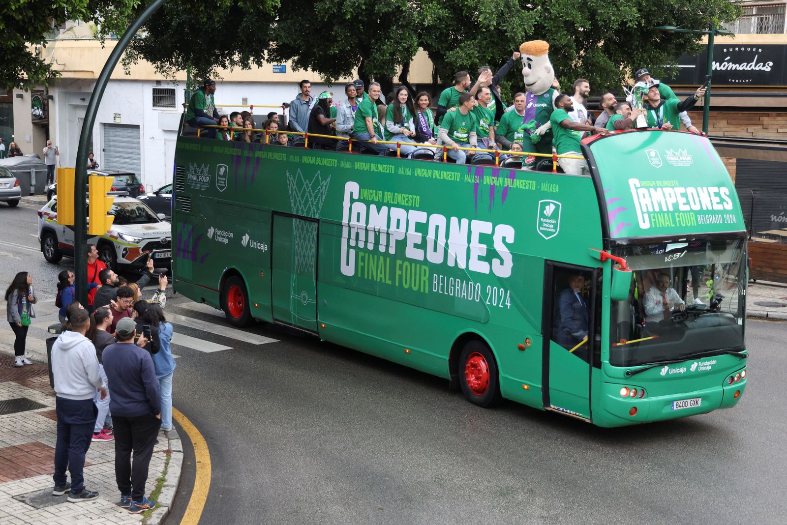 El Unicaja celebra en las calles de Málaga el título de la BCL