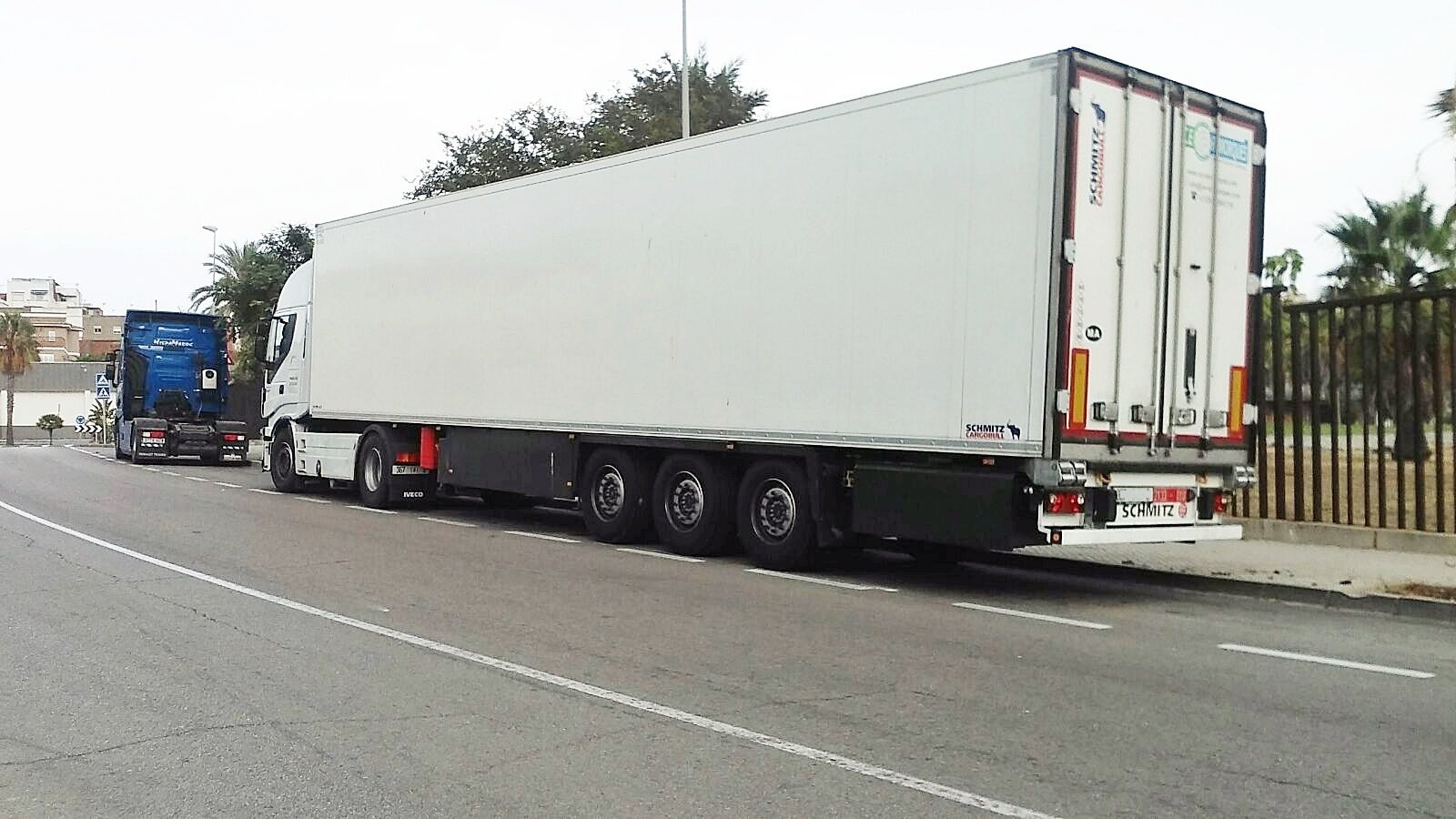 1. Un camión de varios ejes y una cabeza tractora, estacionados en la calle Juan Ramón Jiménez, junto al parque de El Saladillo. 2. Vista aérea del parking de camiones del puerto de Algeciras. 3. Cabezas tractoras aparcadas detrás de la estación de autobuses. 4. Dos camiones en la calle Paco de Lucía, de El Saladillo.