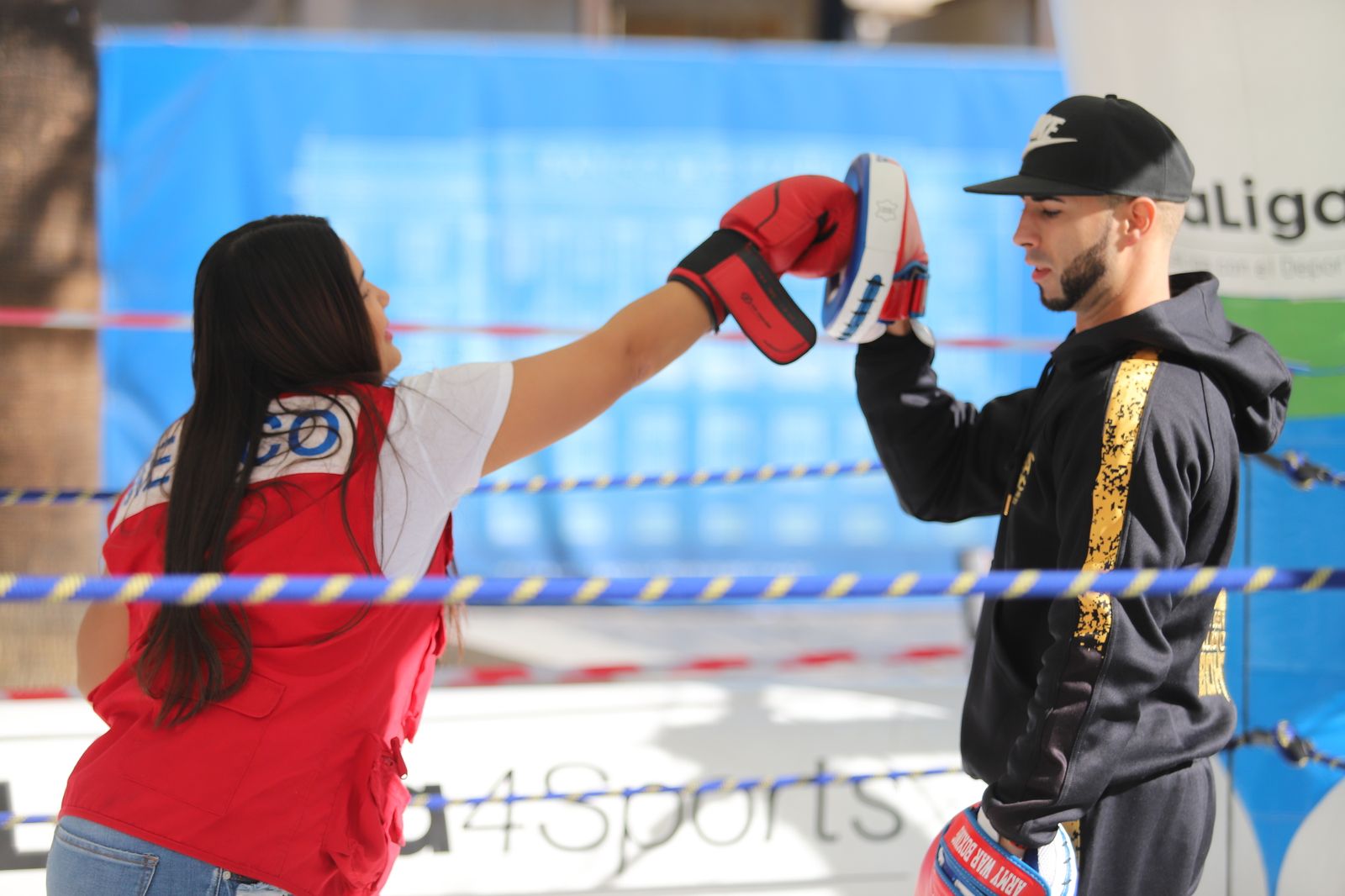 Imágenes  del Tour Universo Mujer  en la Plaza de  Las Monjas de Huelva