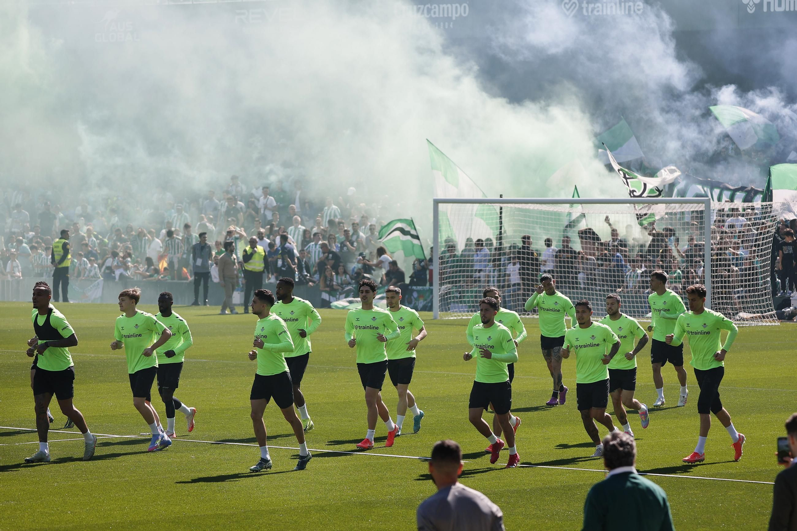 Las imágenes del gran ambiente en el entrenamiento del Betis