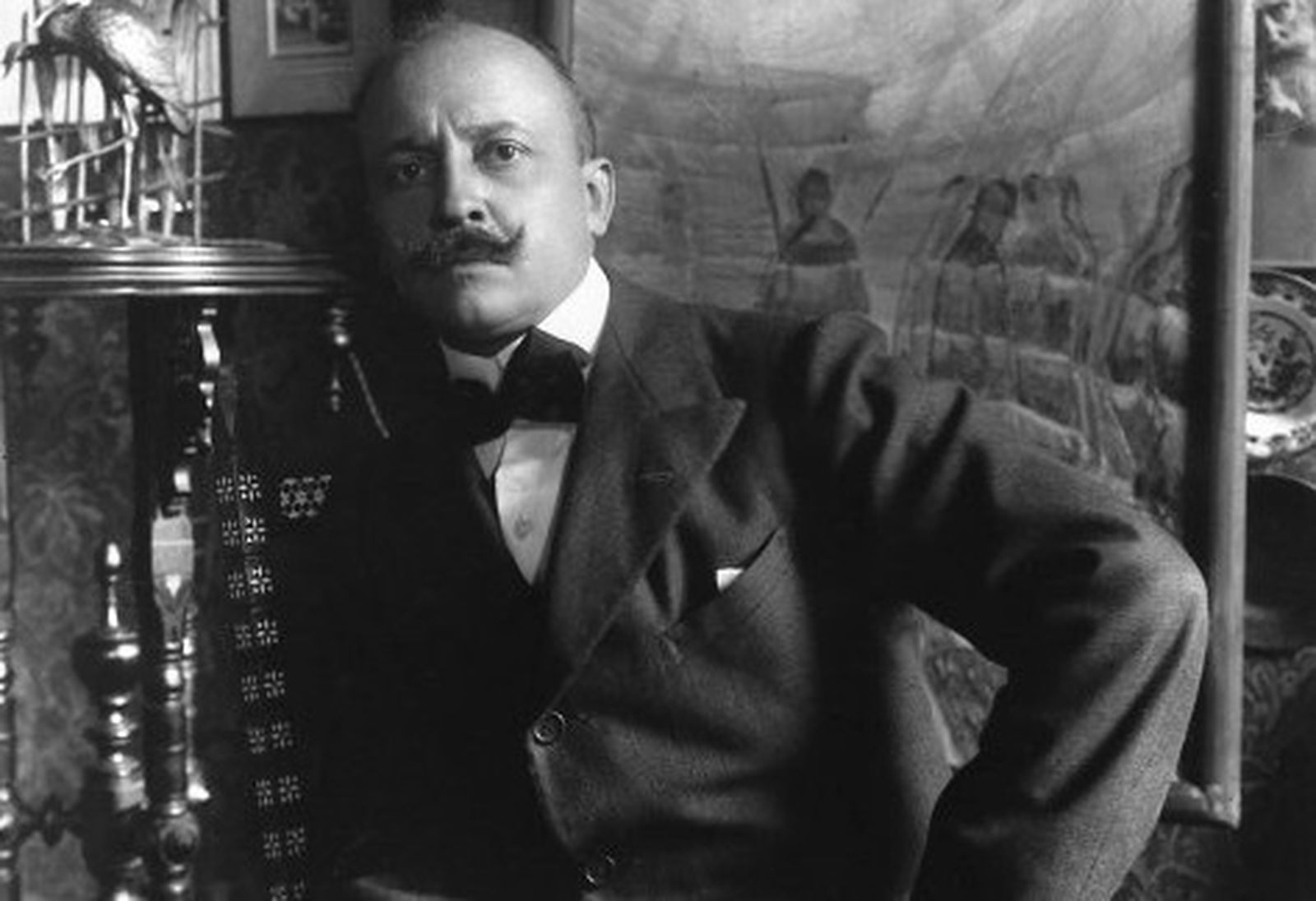 Filippo Tommaso Marinetti (Alejandría, 1876-Bellagio, 1944) en su estudio, hacia 1930.