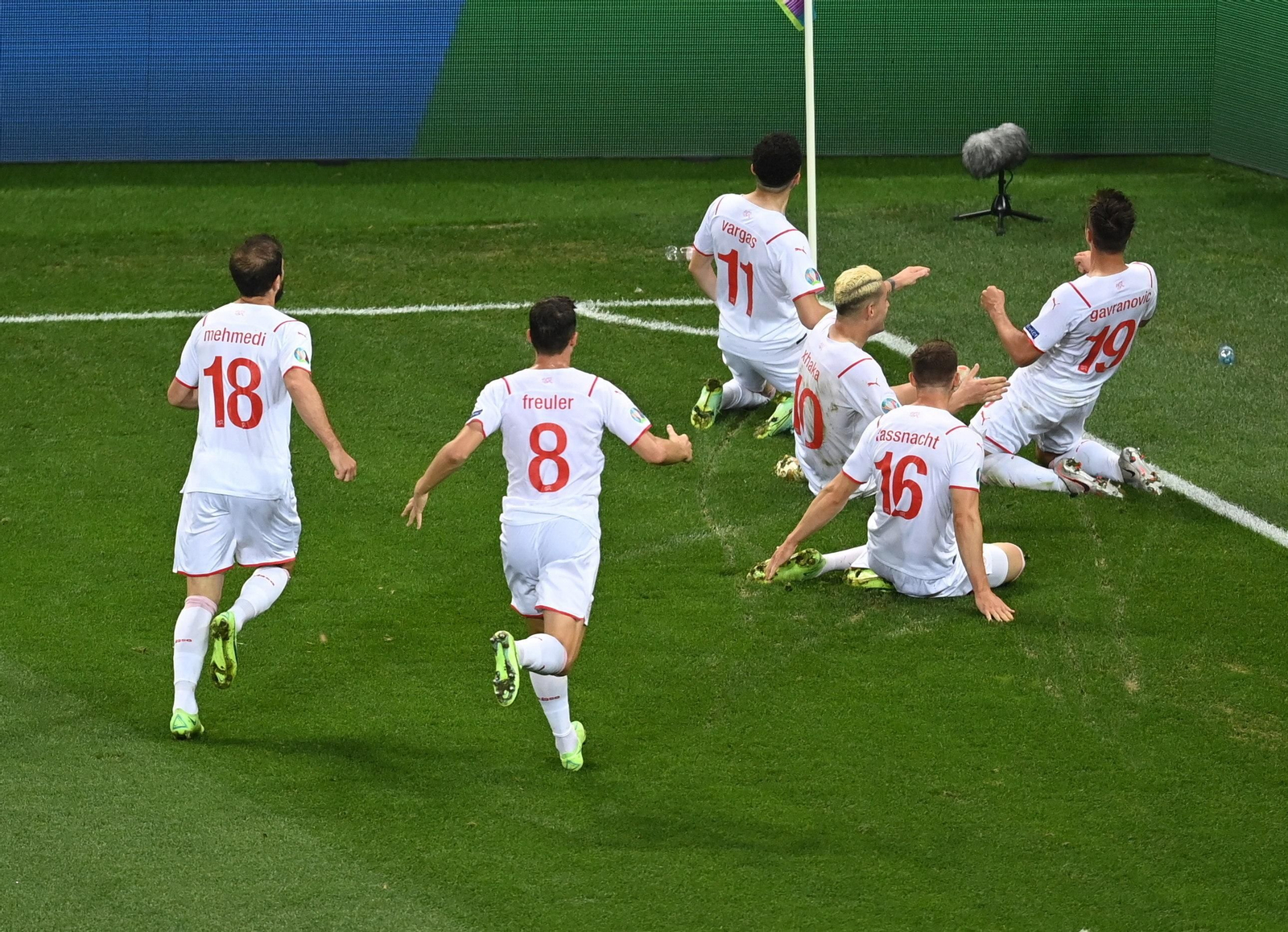 Los jugadores suizos celebran el tanto de Gavranovic que llevó el partido a la prórroga.