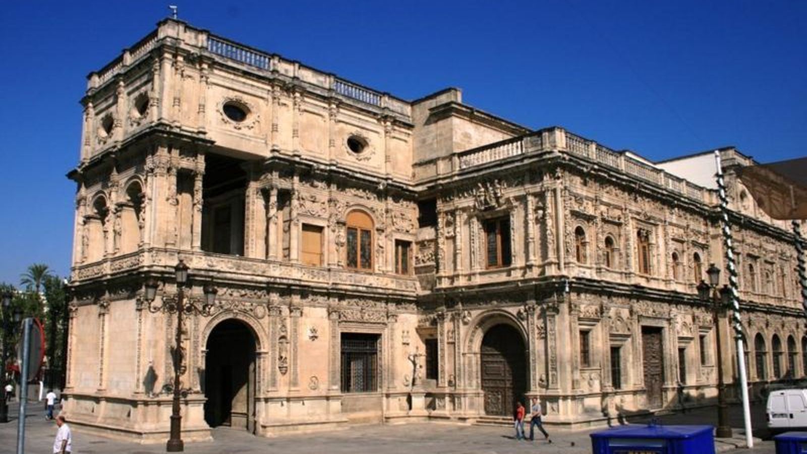 La fachada del Ayuntamiento de Sevilla, en cuya construcción Riaño desempeñó un papel clave