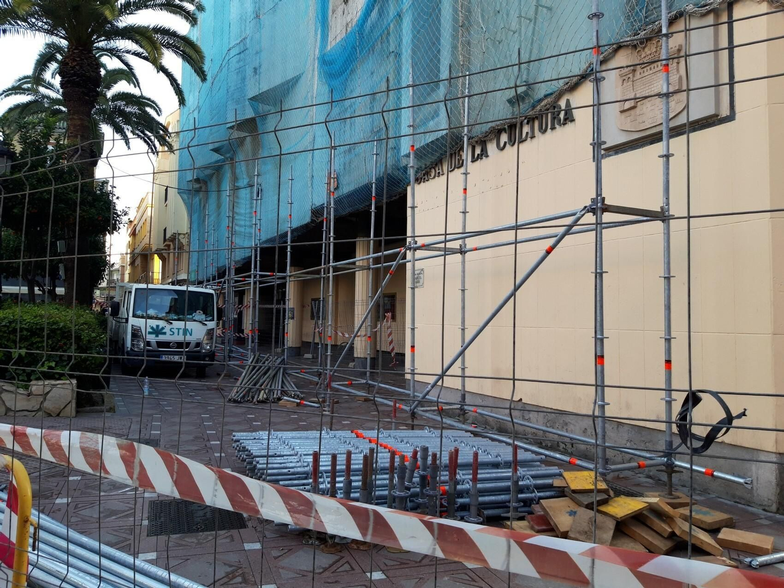 La instalación del andamiaje, en la fachada de la Casa de la Cultura de La Línea