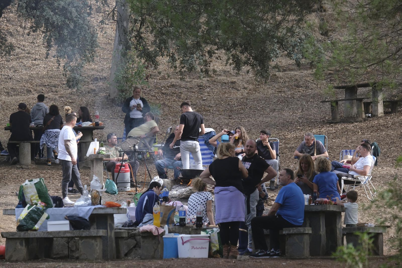 Numerosas personas en Los Villares en torno al perol el día de San Rafael de 2022.