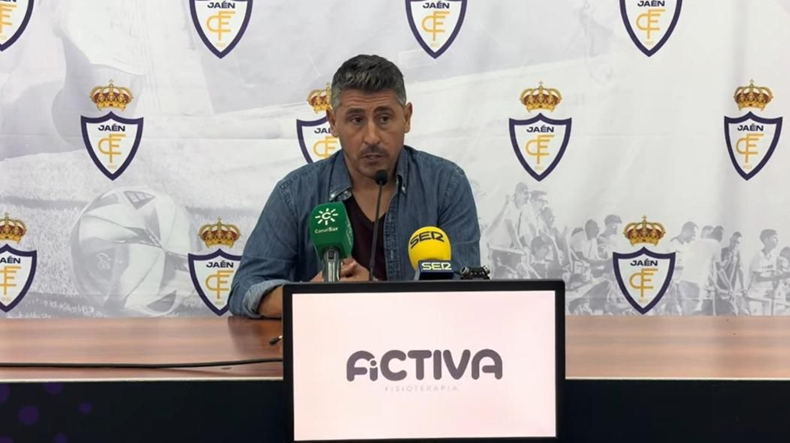 Roberto Peragón atiende a los medios en la rueda de prensa previa al duelo ante el Poli Ejido.