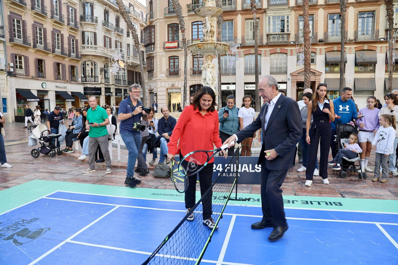 El alcalde De la Torre se anima a jugar con Conchita Martínez en la presentación de la BJKC