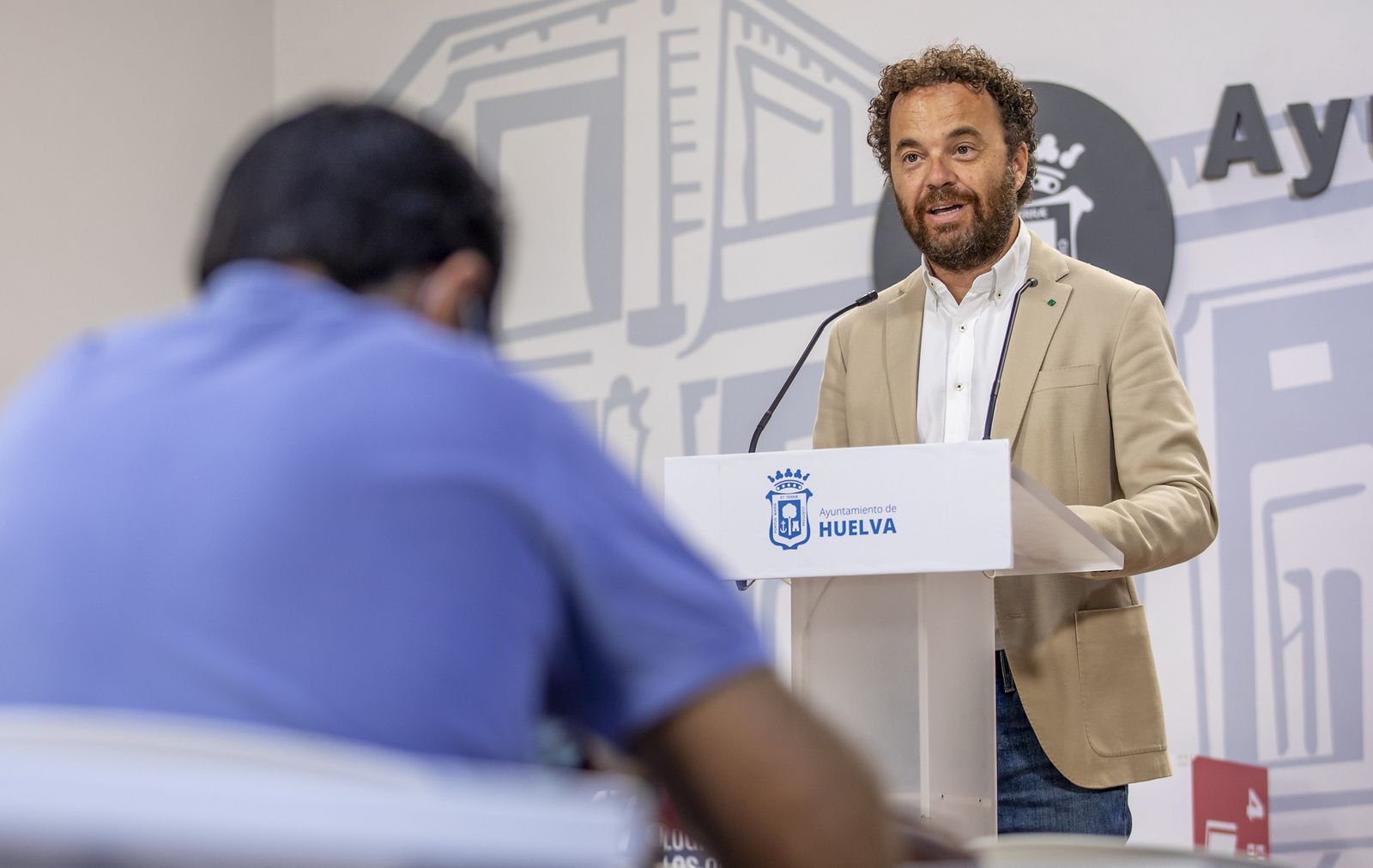 Daniel Mantero,  teniente alcalde de Cultura del Ayuntamiento de Huelva, presentando la programación cultura de otoño