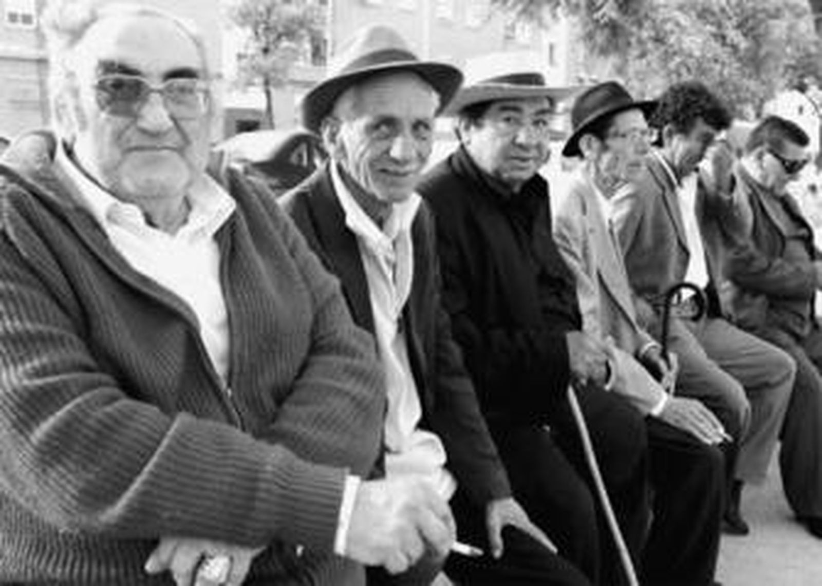 La cultura gitana será estudiada en la UHU. En la imagen, un grupo de patriarcas gitanos de El Torrejón.