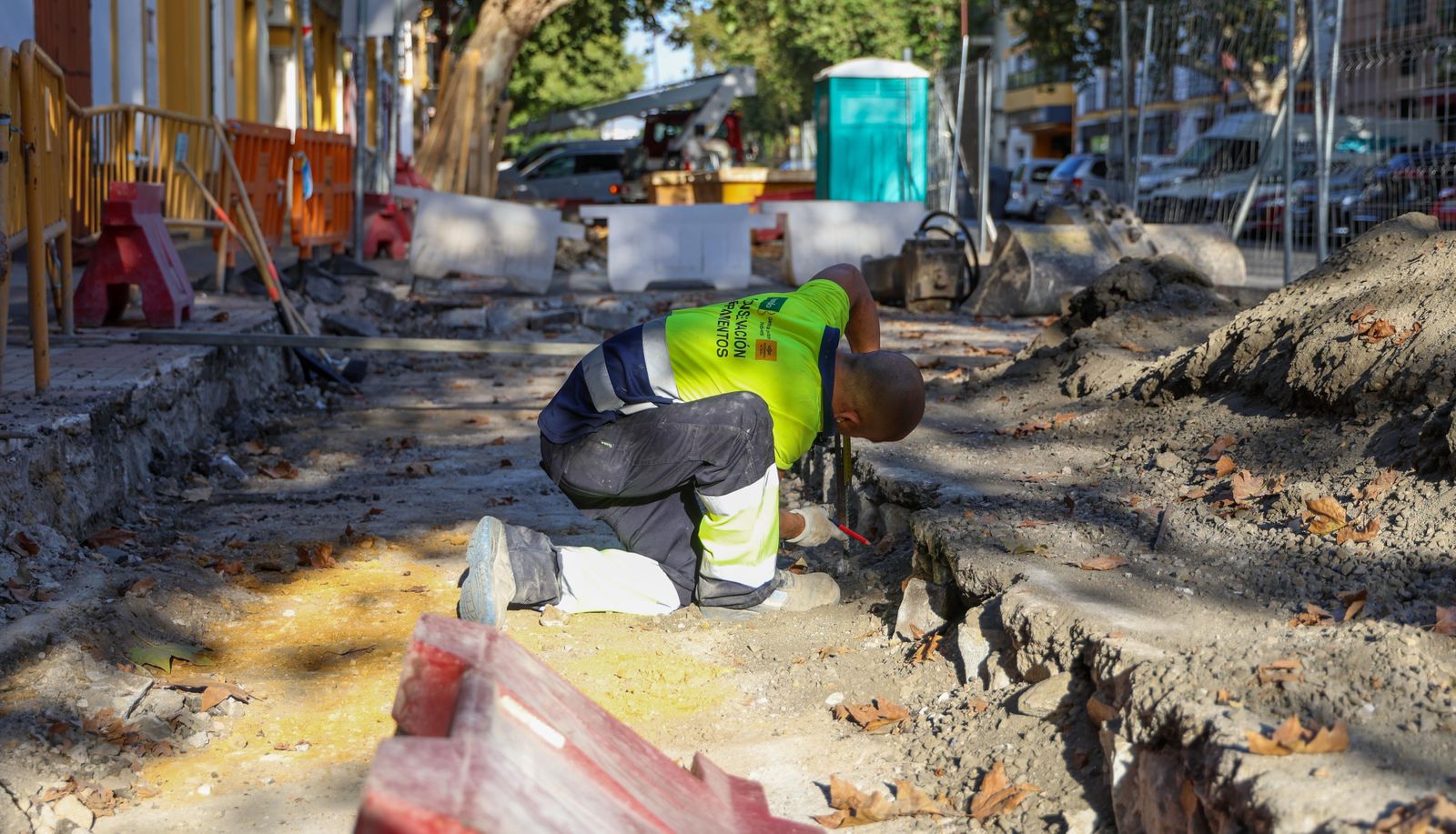 Obras de reforma en el acerado de la calle Adriano para hacerlo más accesible