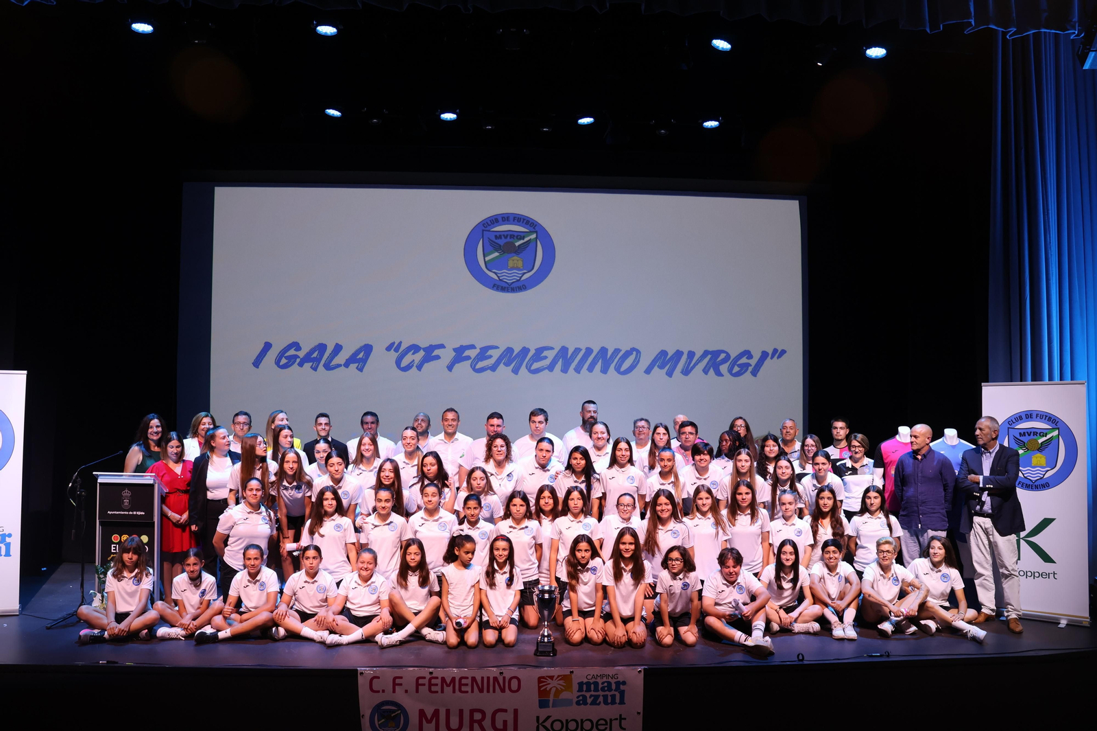 Foto de familia del Club de Fútbol Femenino Mvrgi durante su primera gala.
