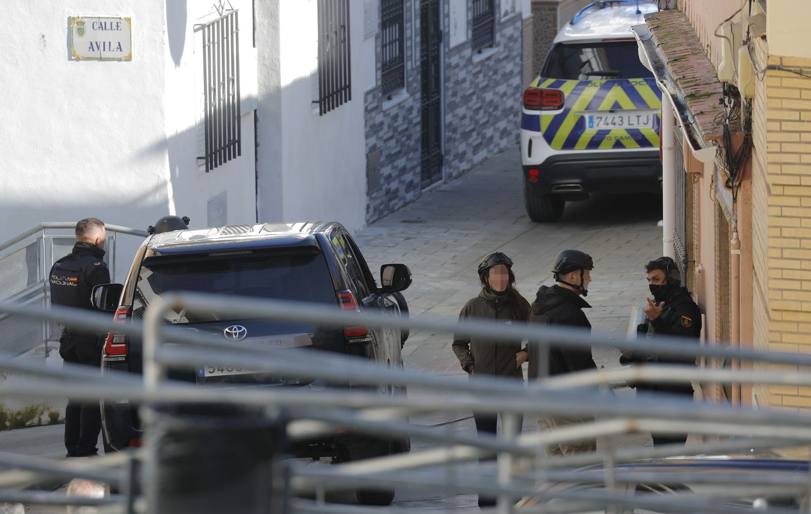 Las imágenes del despliegue policial por un hombre que se ha atrincherado en Camas