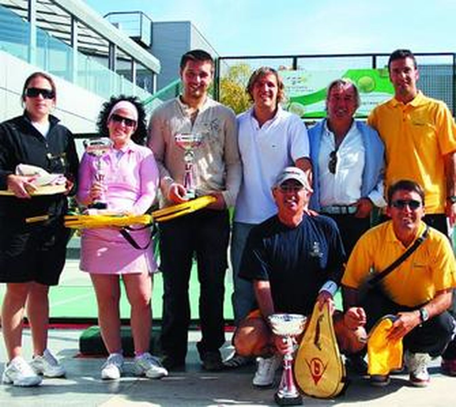 Los vencedores del torneo, posando en el Activa Club.