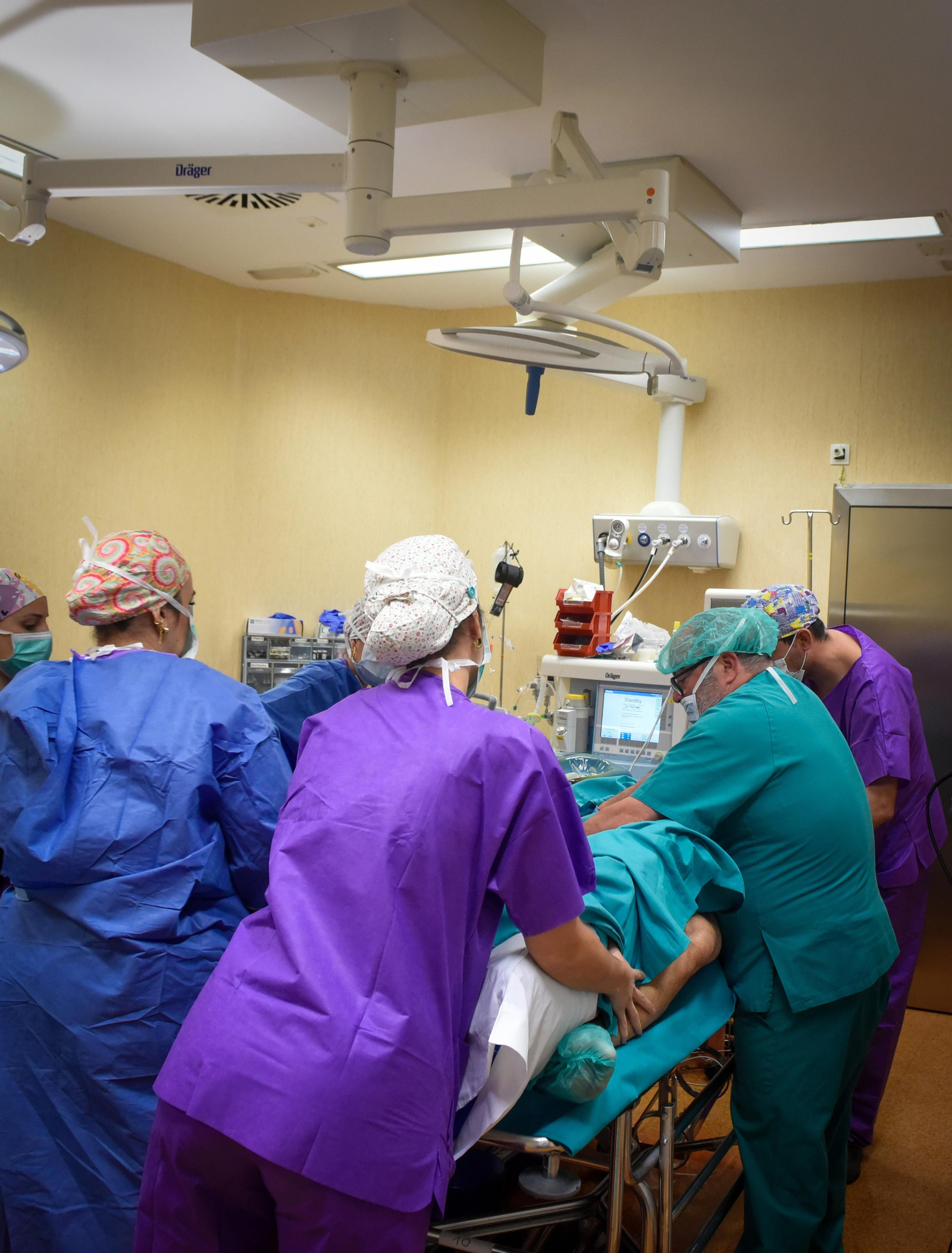 Reportaje sobre los 100 años que ha cumplido el Hospital de Cruz Roja