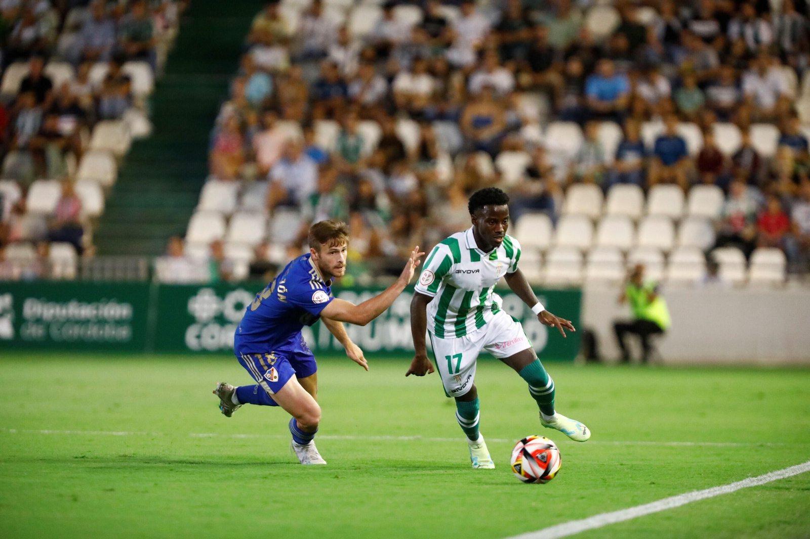 Adilson Mendes esquiva la entrada de Perejón.