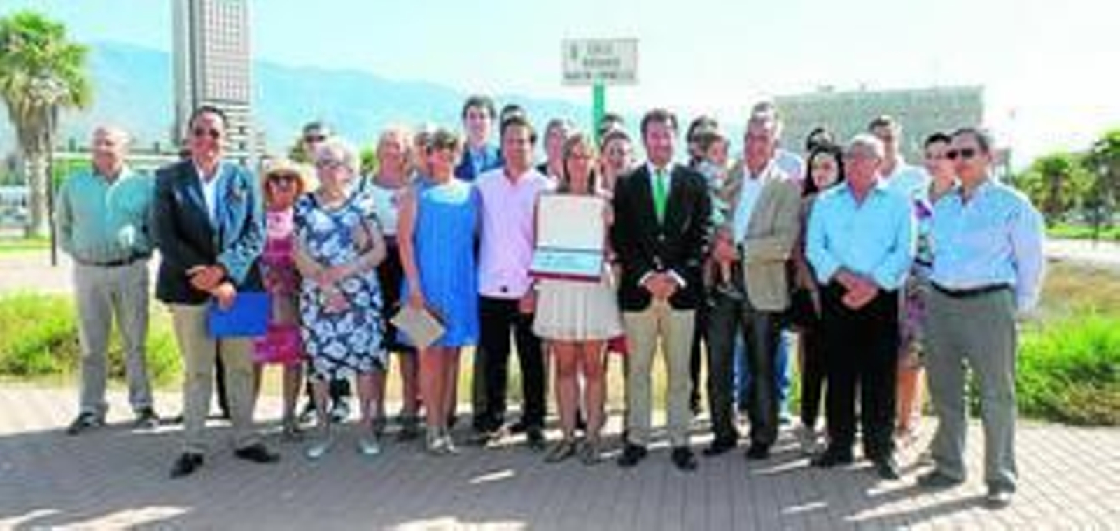 Familiares de las tres homenajeadas sostienen 	el recuerdo entregado por el Ayuntamiento de El Ejido en la inauguración de sendas calles.