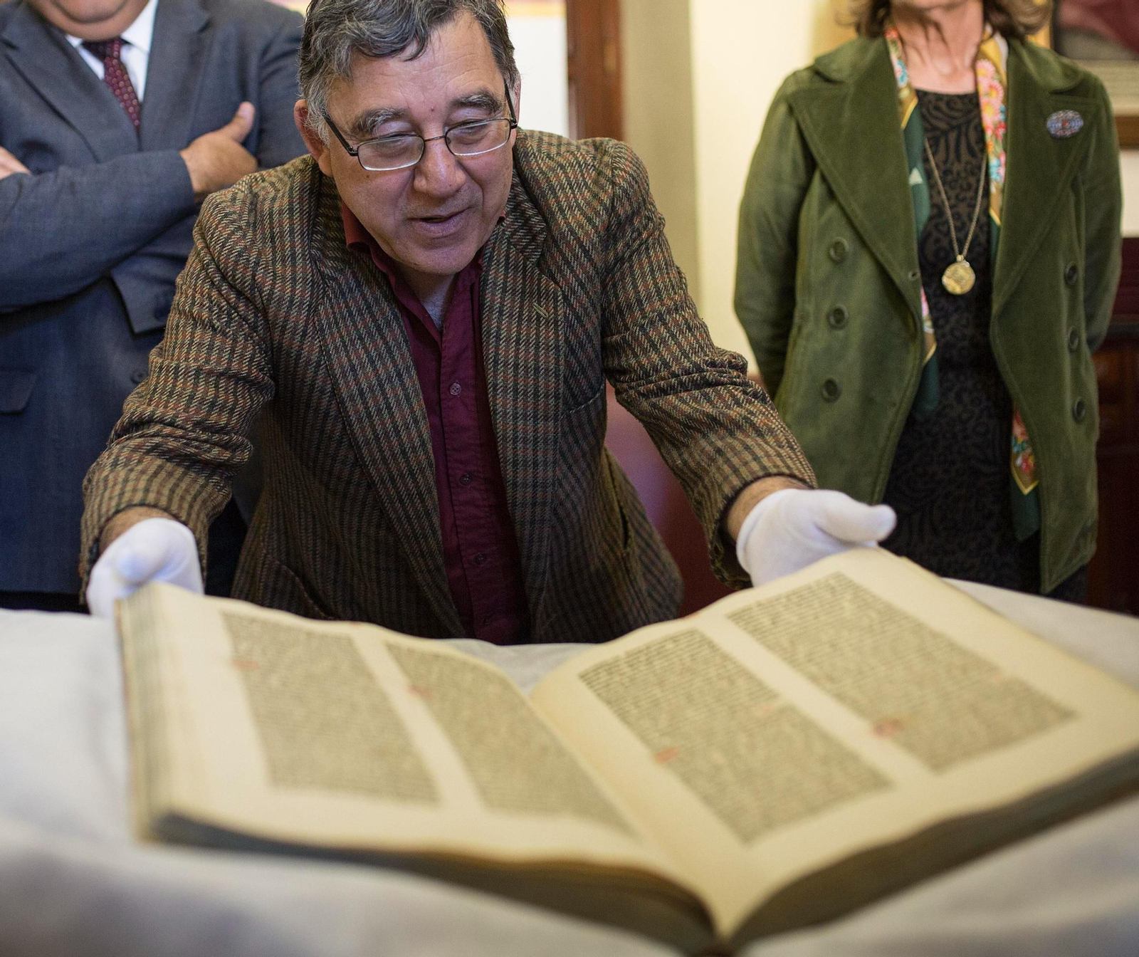 Eduardo Peñalver, jefe de Sección Fondo Antiguo de la US, con la Biblia de Gutenberg.
