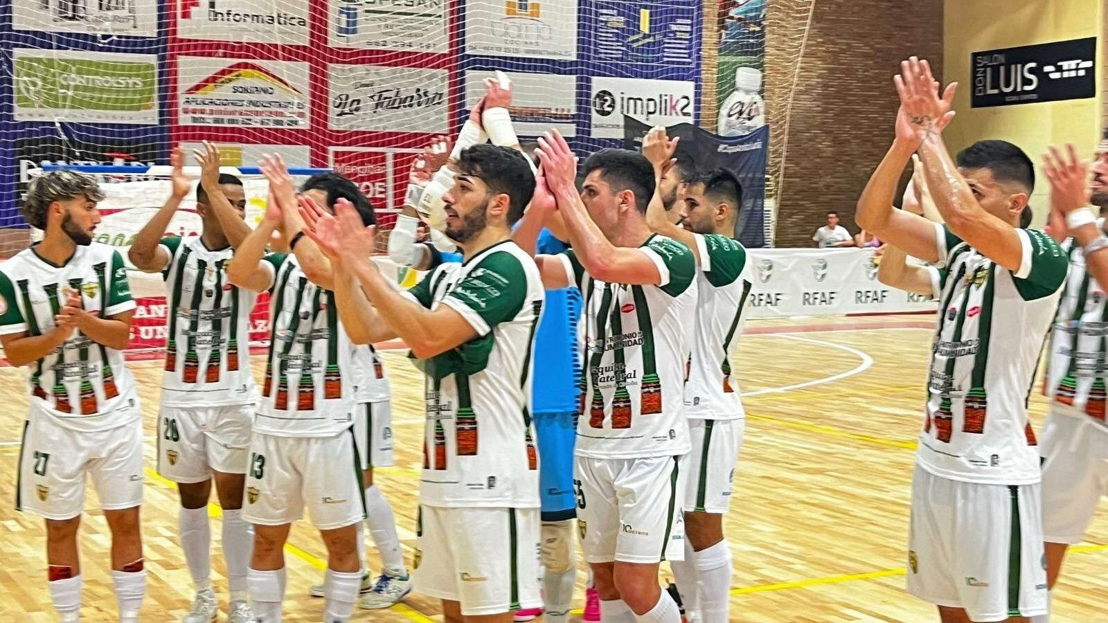 Los jugadores blanquiverdes celebran su triunfo en Mengíbar. Los jugadores blanquiverdes celebran su triunfo en Mengíbar.