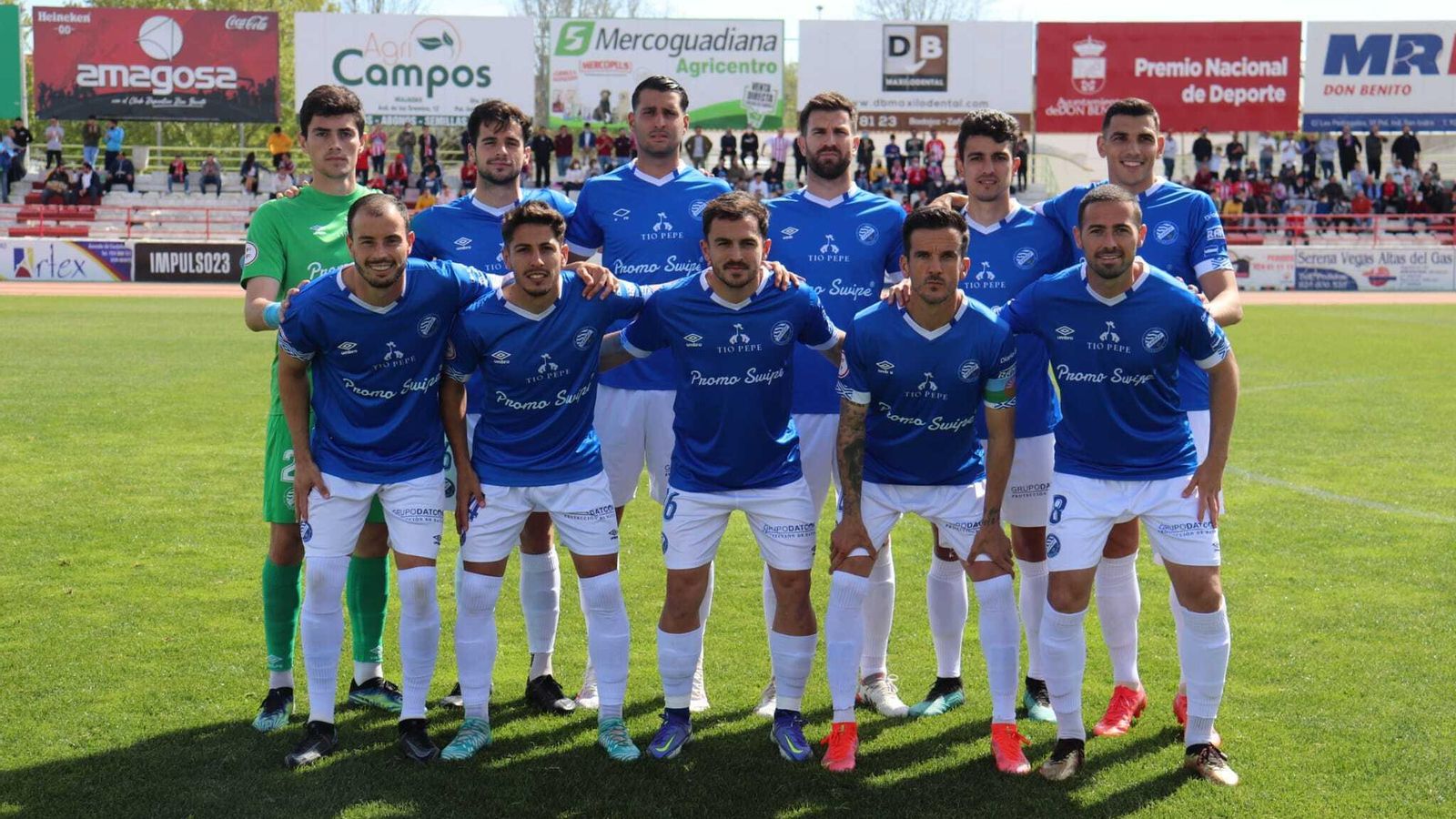 Formación inicial de los azulinos en el Vicente Sanz ante el Don Benito.