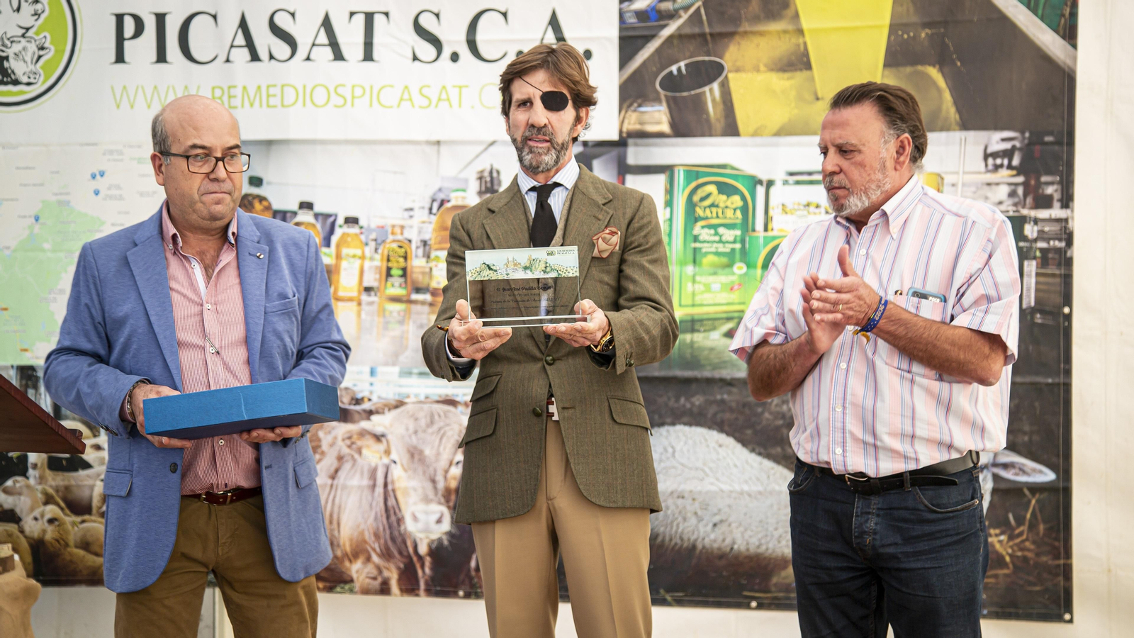 El torero Juan José Padilla, en el centro, con Francisco Panduro, de Los Remedios, y el alcalde de Olvera, Francisco Párraga.