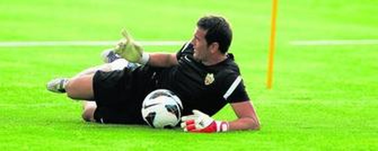 Esteban, tendido en el césped en un entrenamiento.