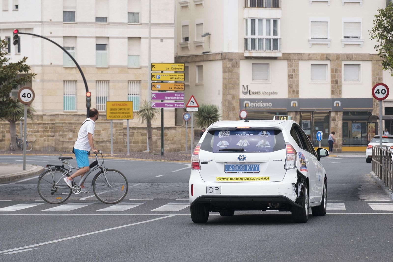 En taxi circula por la ciudad, en una foto de archivo.