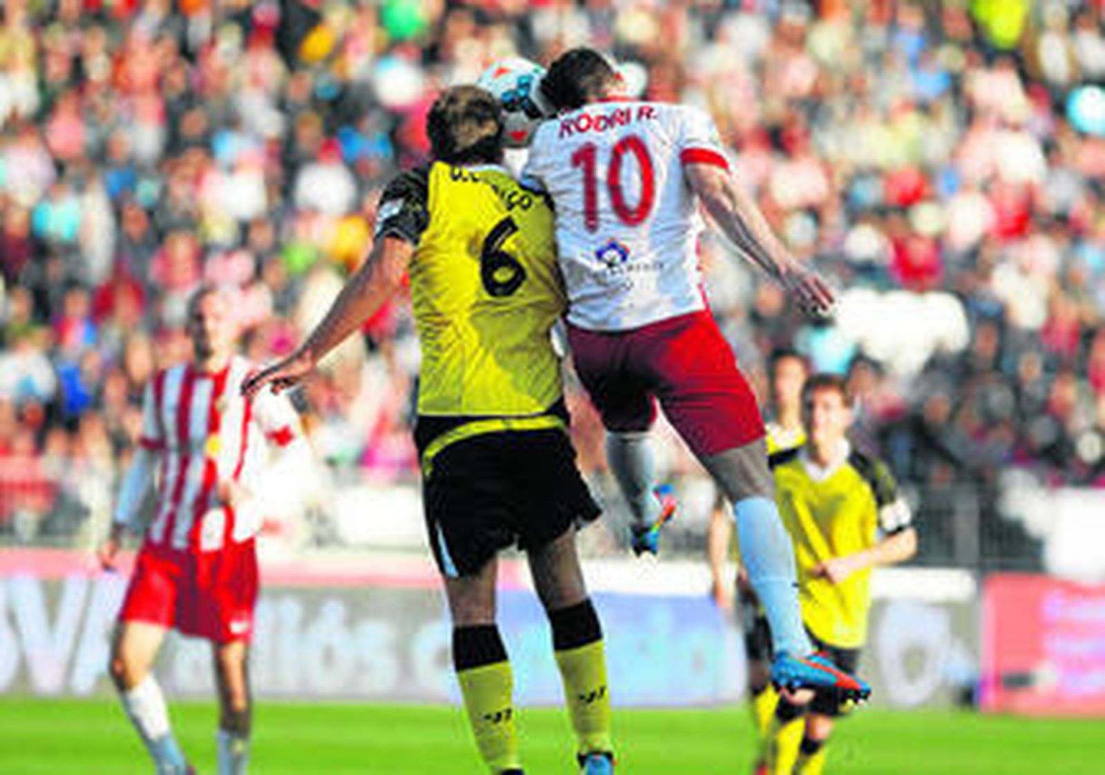 Rodri y Carriço luchan por un balón aéreo, una de las pocas formas en las que el ariete sevillano entró en juego.