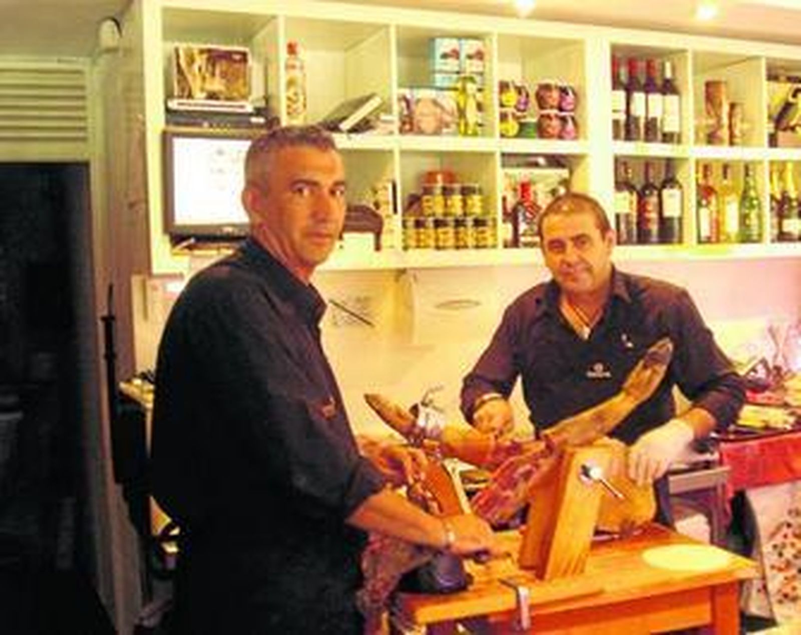 En Lamarca se sirven los mejores jamones ibéricos para las tardes de toros.