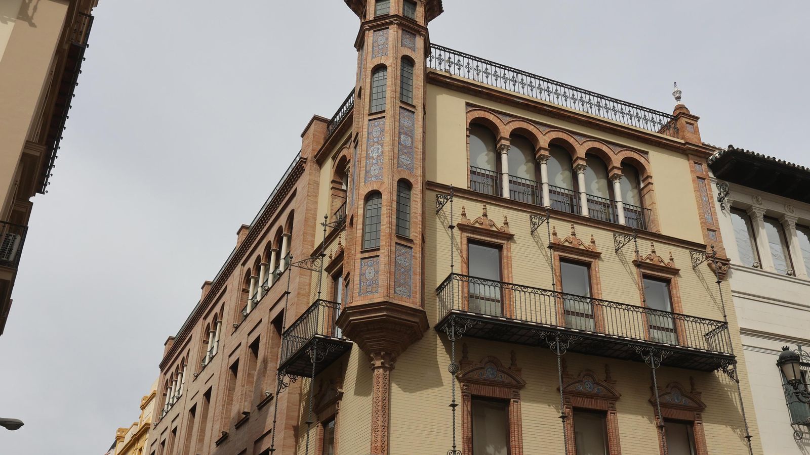 Detalle del característico castillete diseñado por Aníbal González