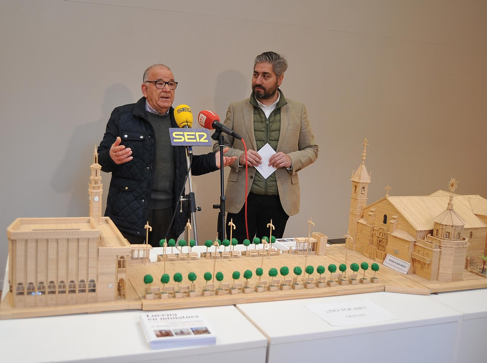 Palillos, cola, un cúter y paciencia: así es la exposición 'Lucena en miniatura'