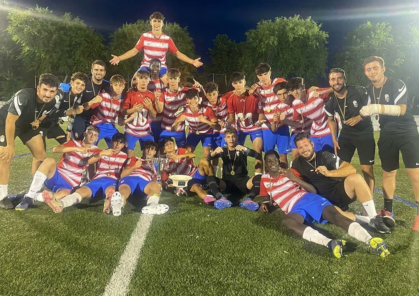 El equipo equipo cadete celebra su triunfo