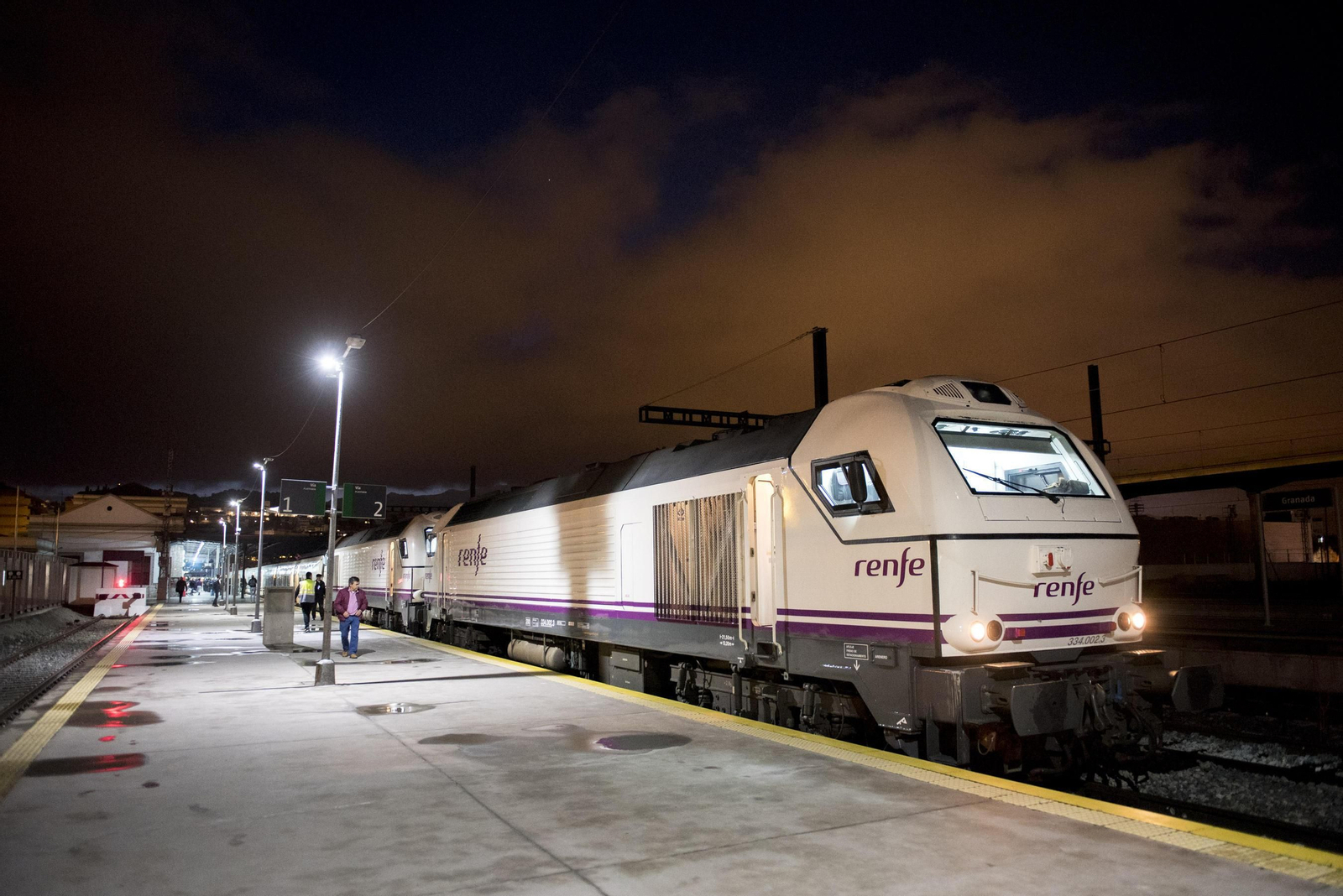 26 N: Primer tren de Granada a Madrid que pone fin a la desconexión