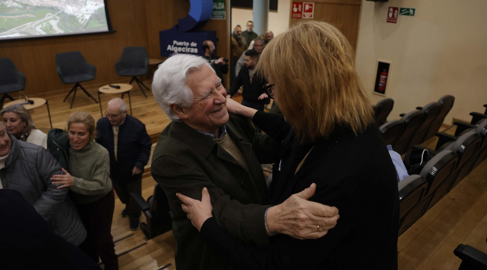 Fotos de la entrega de los premios del Ateneo de Algeciras a María Quiros y Tatiana Delalvz