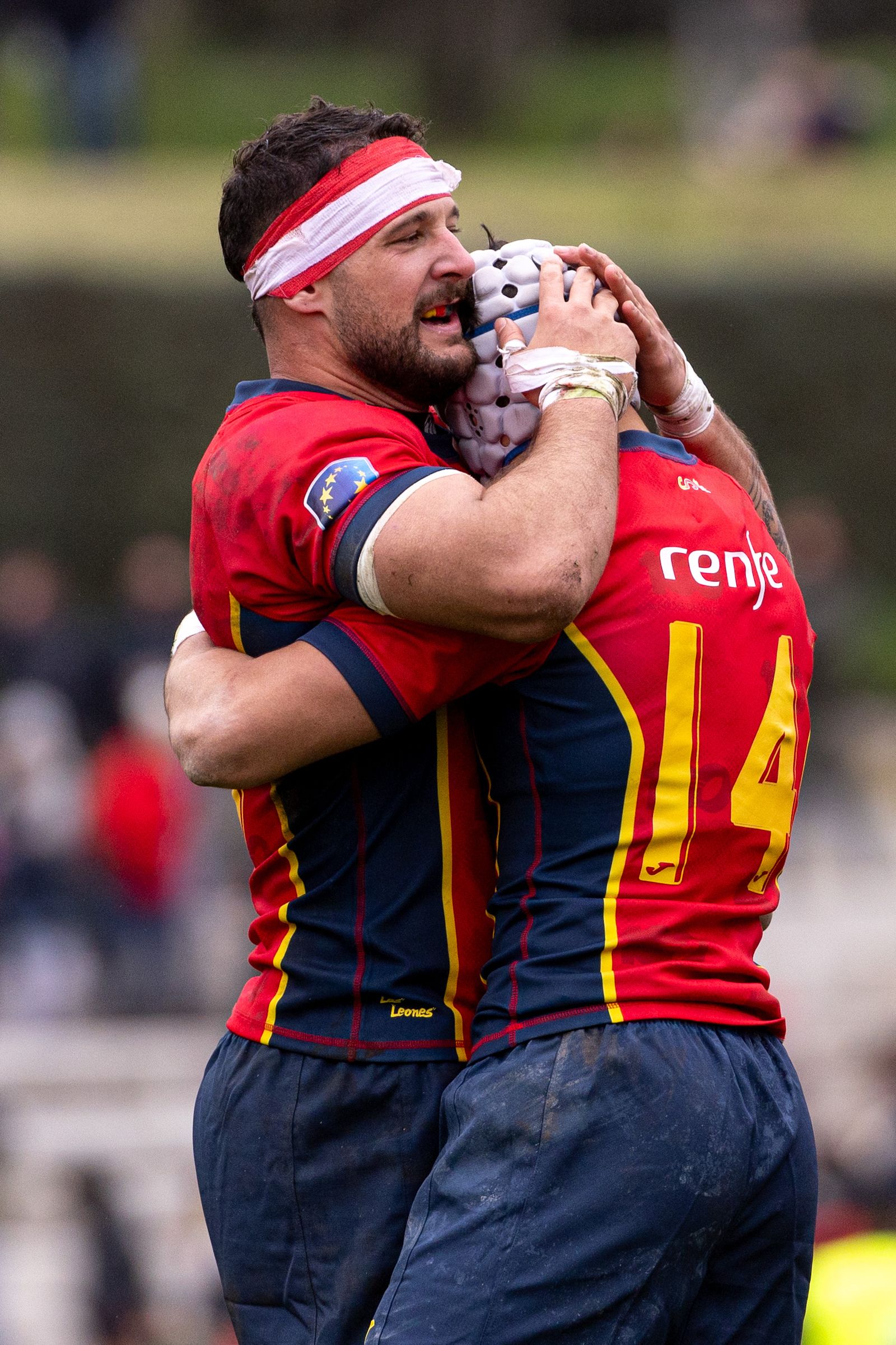 Alberto Carmona, abrazado por Alejandro Pérez.