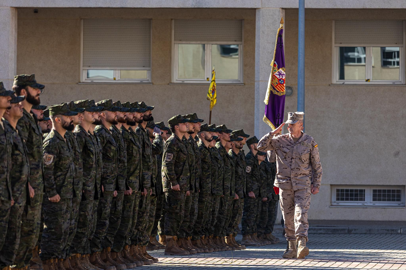 El general del Tercio de la Armada pasa revistar a la FIMAR R III en San Fernando