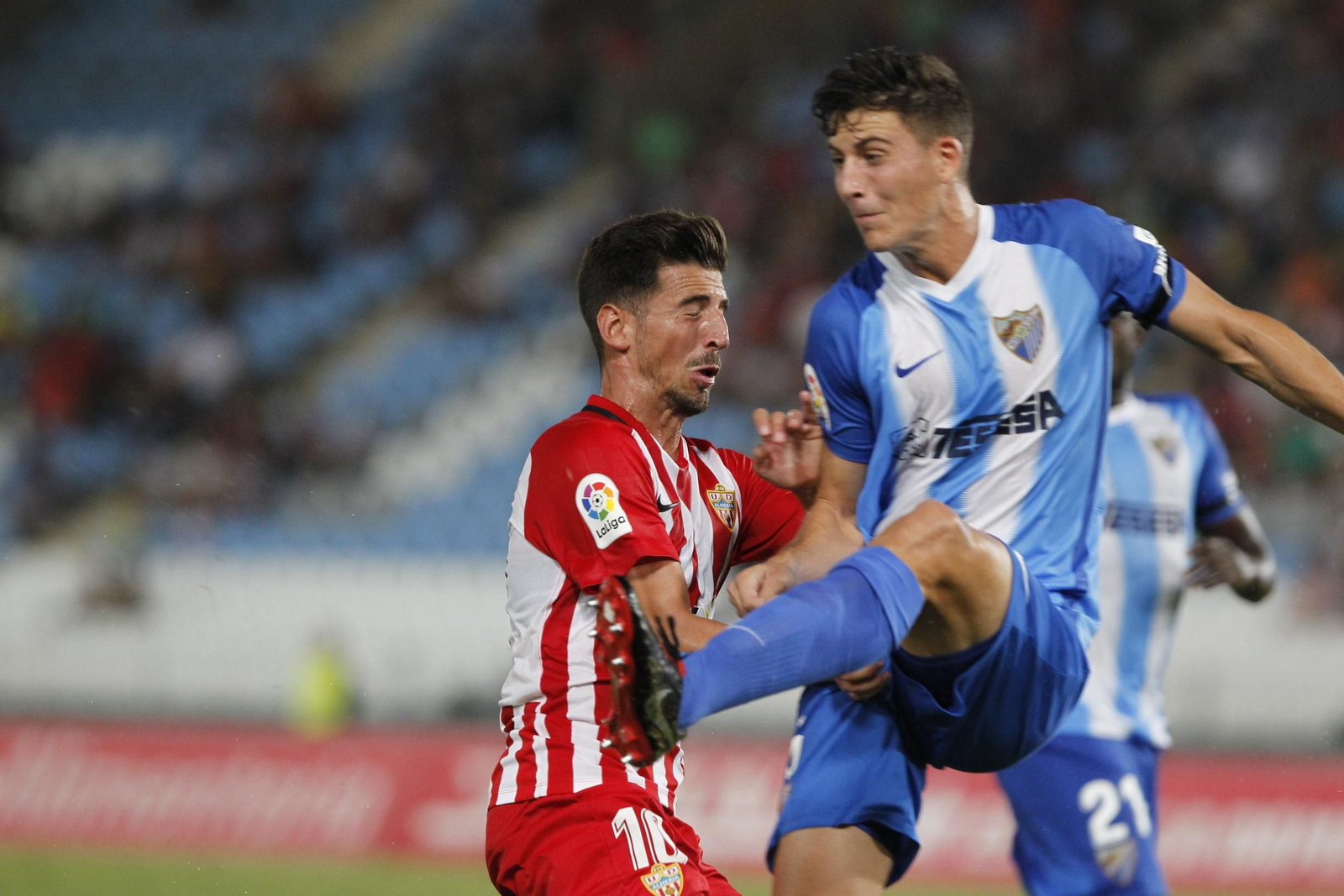 Juan Carlos Real en un lance con el central Pau Torres.