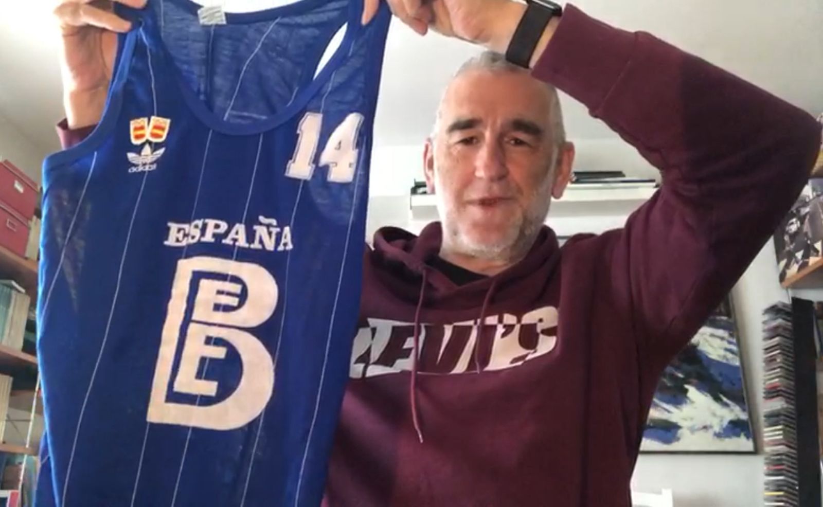 Juanma Iturriaga, con una de sus antiguas camisetas donadas para la subasta.