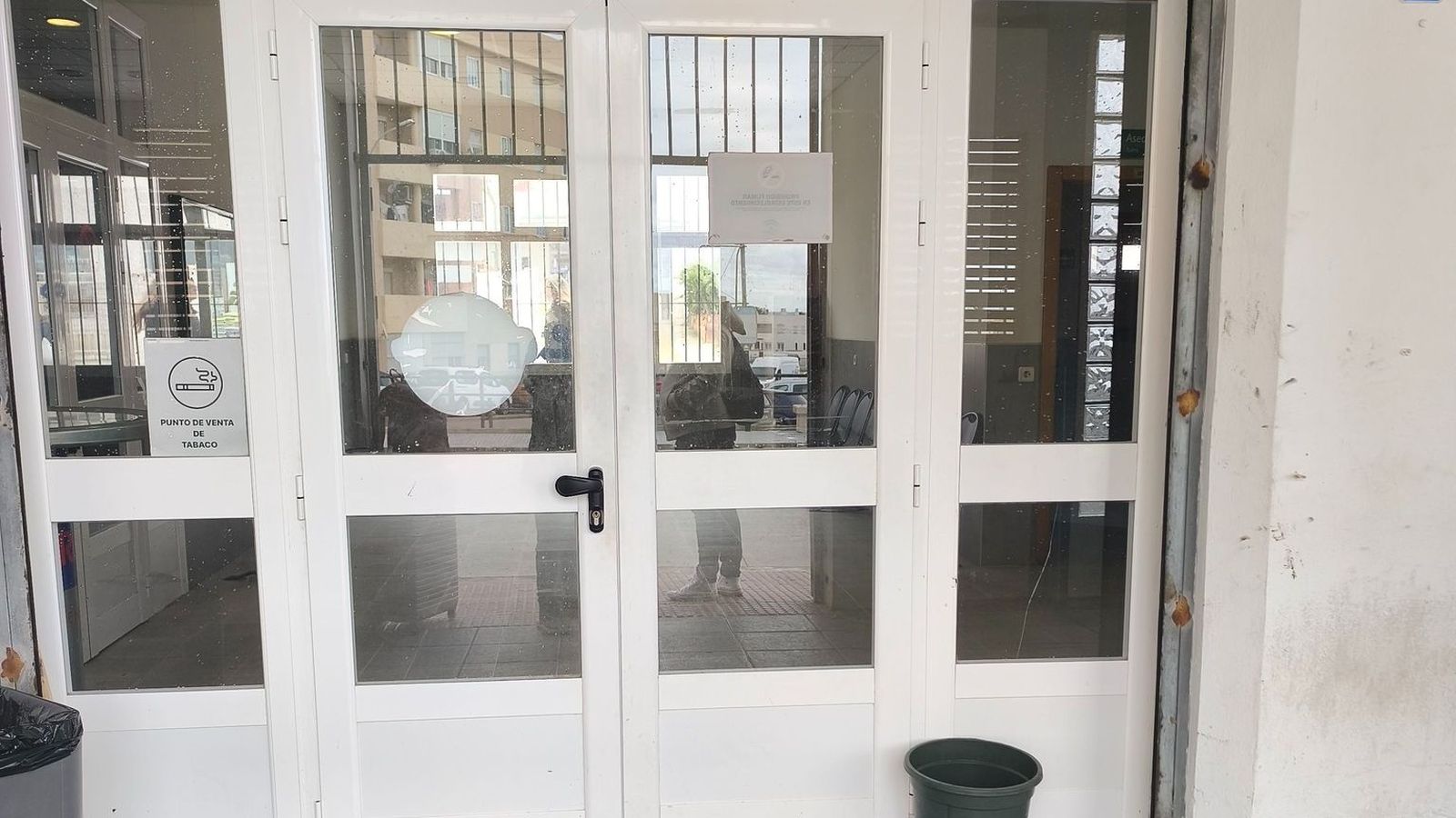 La taquilla de la estación de autobuses de Tarifa, cerrada al público a cal y canto desde hace meses.