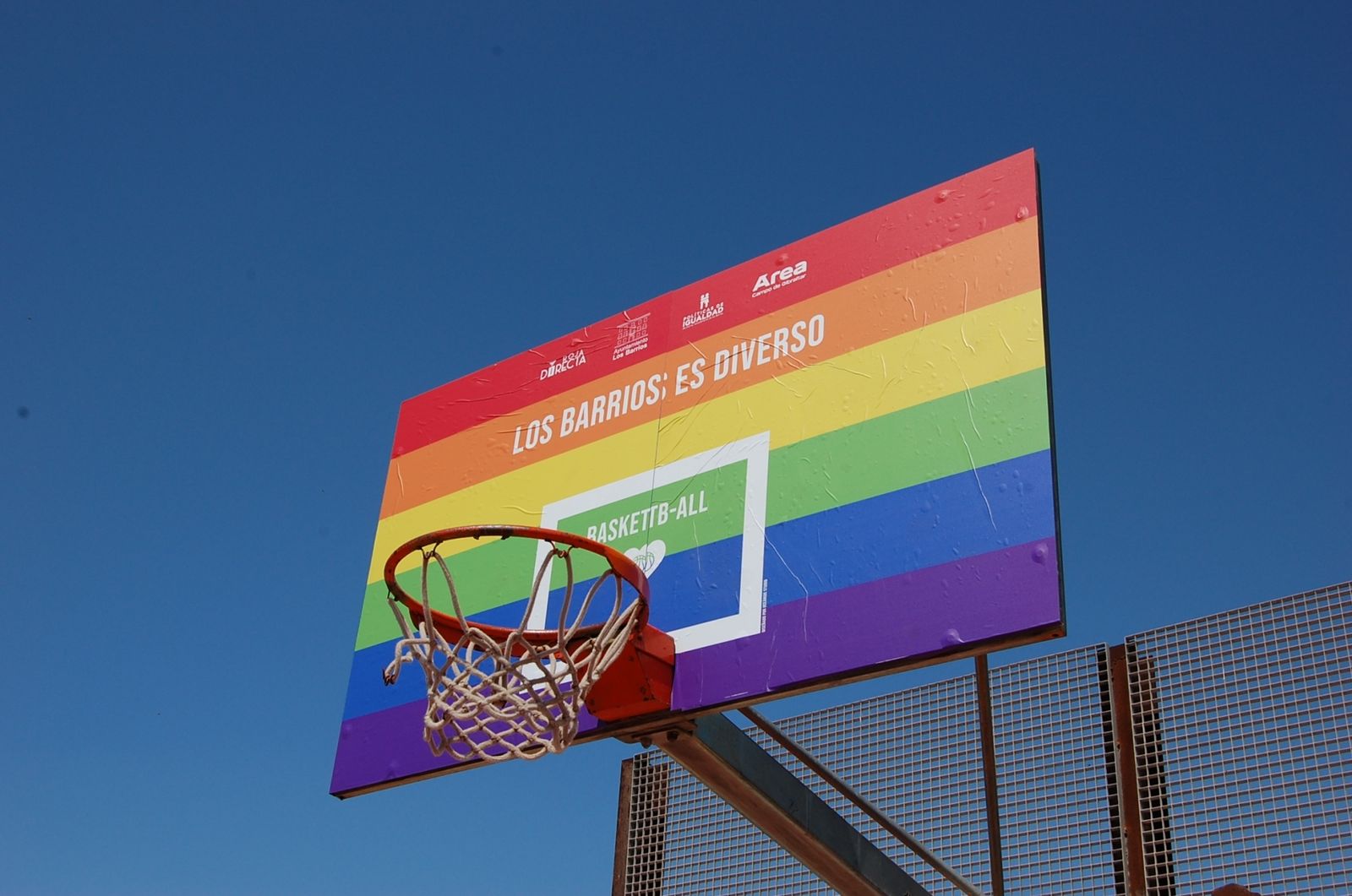 Una canasta con la bandera LGTBI+ instalada en Los Barrios.
