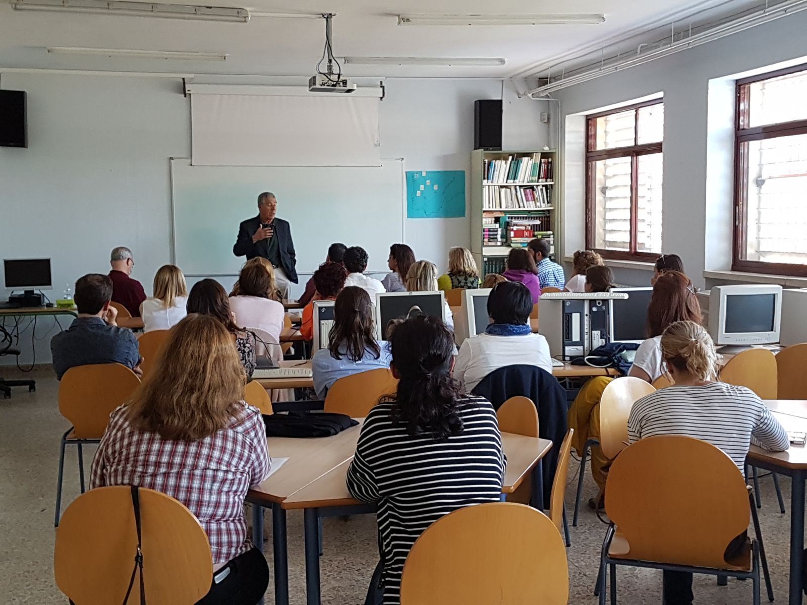 Taller impartido por alumnos del instituto Wenceslao a otros compañeros durante la jornada.