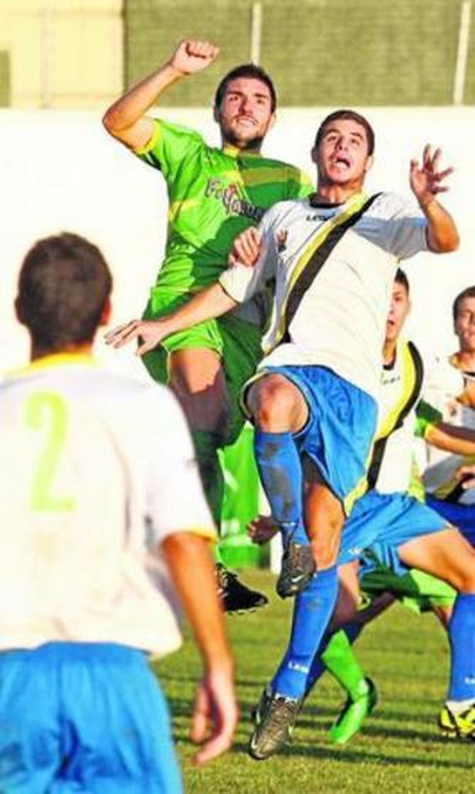 Marcelino salta con con un jugador del San Juan en la primera vuelta.