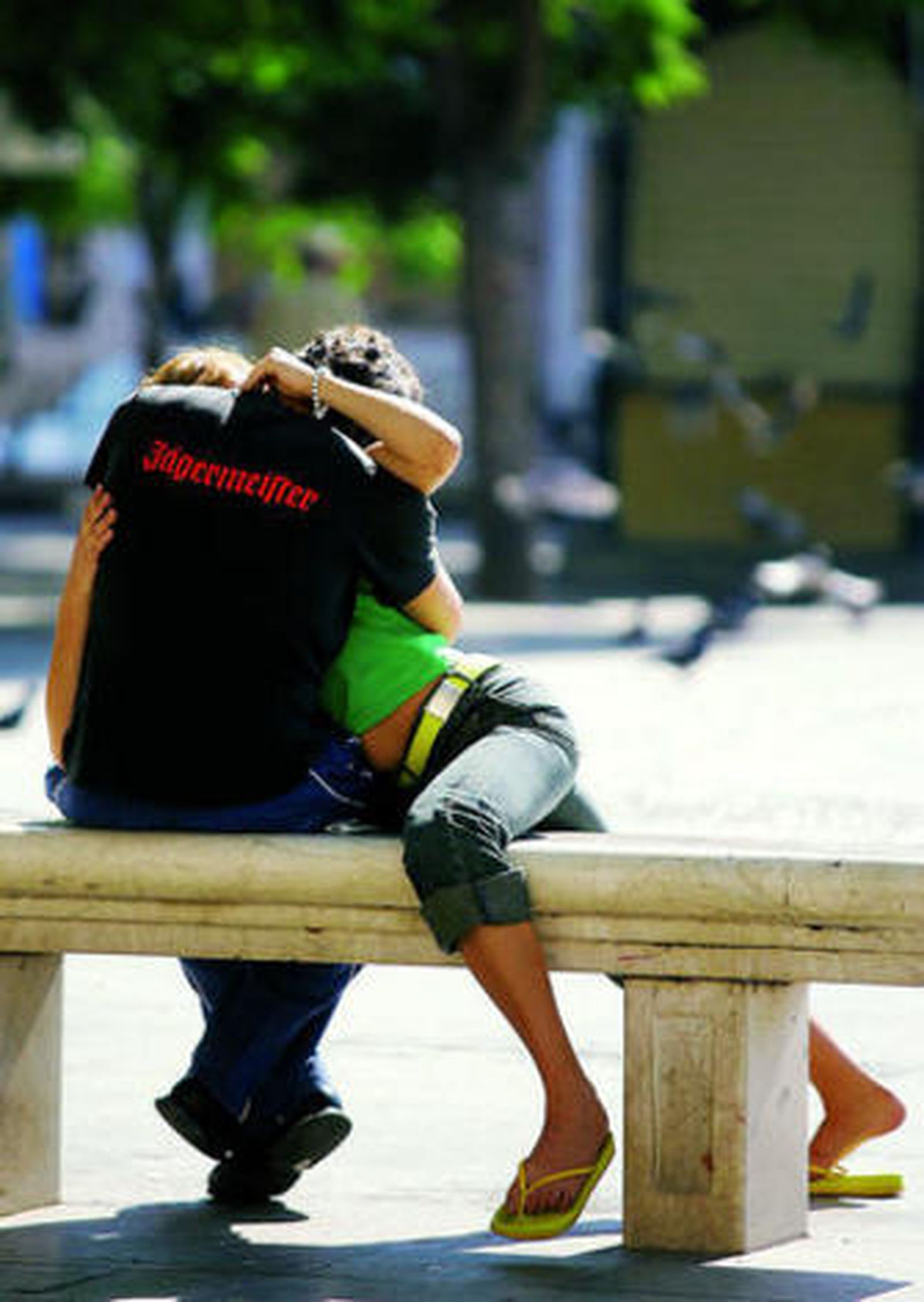 Una pareja en una plaza de Málaga.