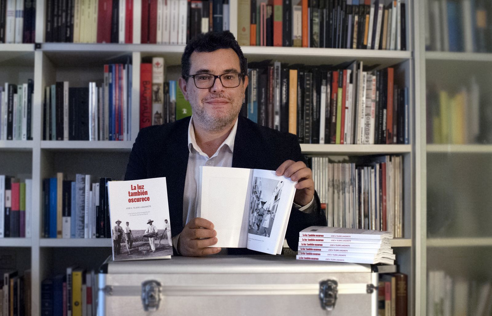 José Antonio Tejero, posando con los ejemplares del libro que presentará el próximo viernes.