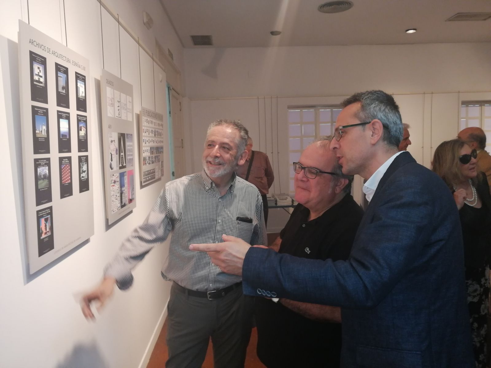 El decano del COAA junto a asistentes a la inauguración de la exposición