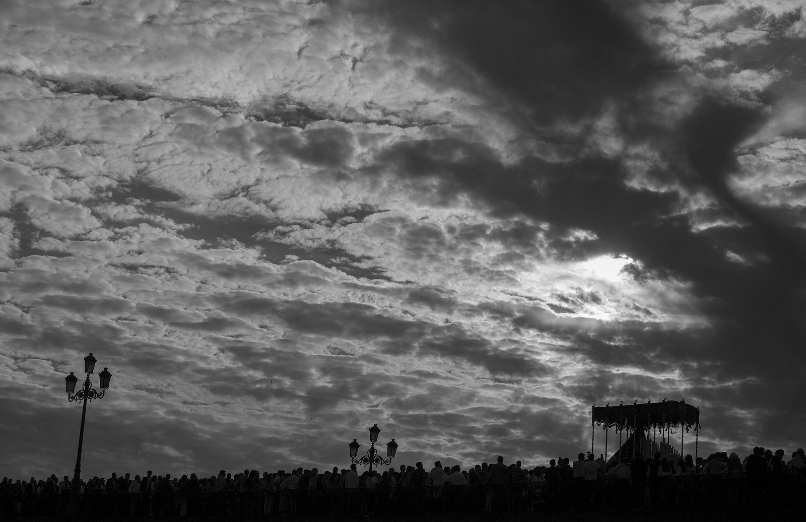 La Hermandad de la Estrella en blanco y negro