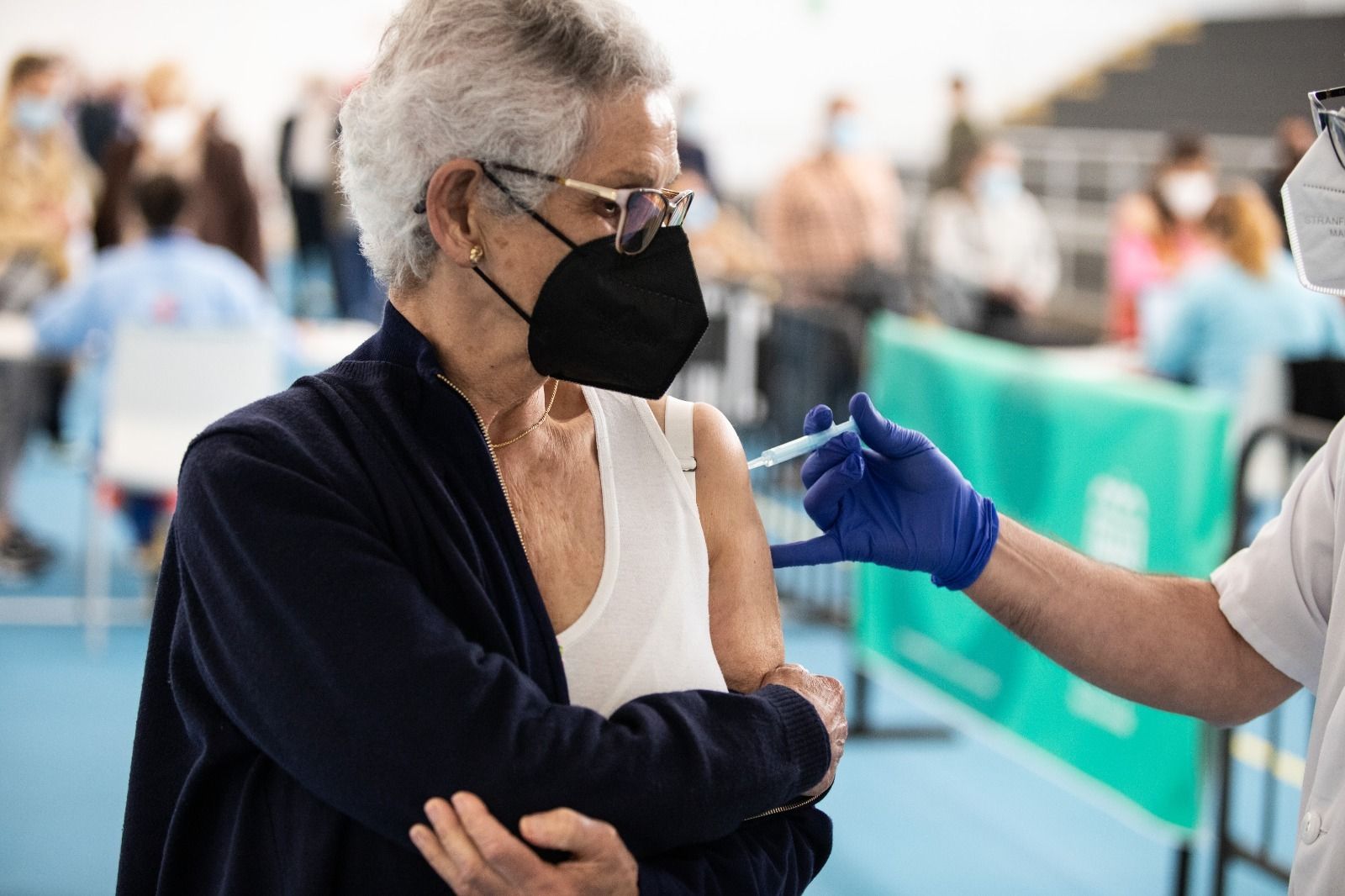 Primer día de vacunación en el pabellón Enrique Márquez Muñoz de San Fernando.