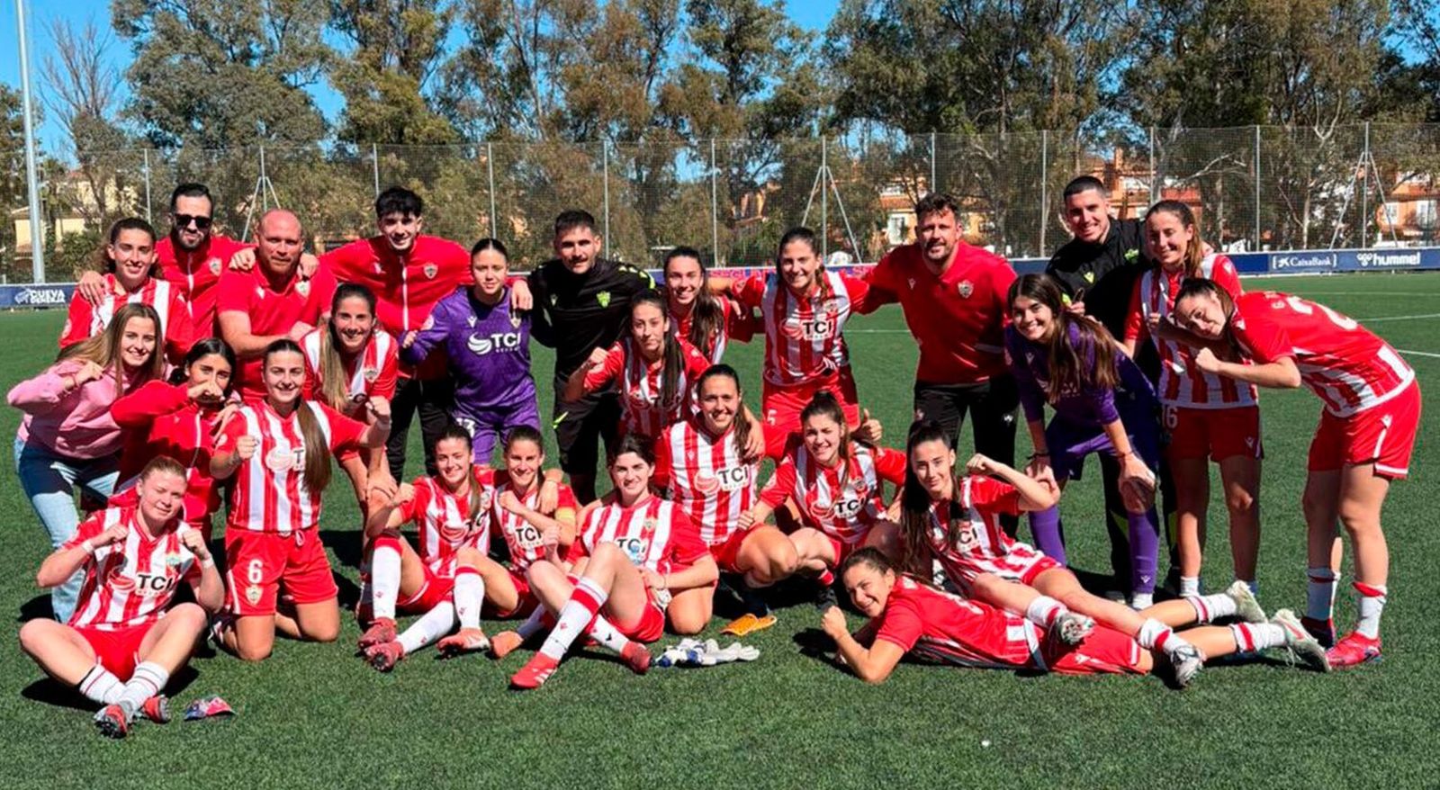 Las jugadoras del Almería femenino y su cuerpo técnico celebran su victoria en tierras malagueñas.