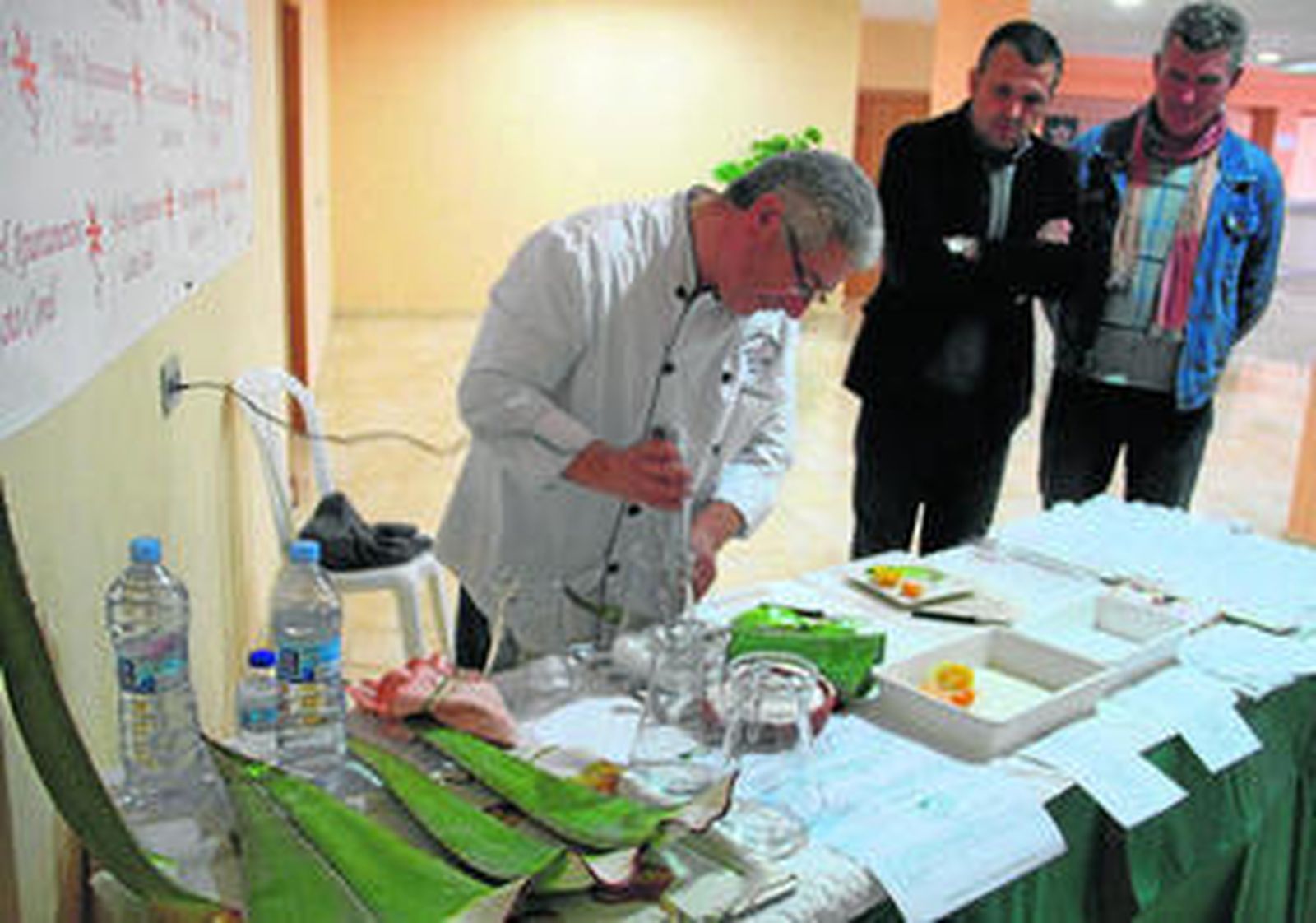 Juan María Ramírez prepara, ayer en Conil, un licuado de aloe vera con naranja y mandarina.