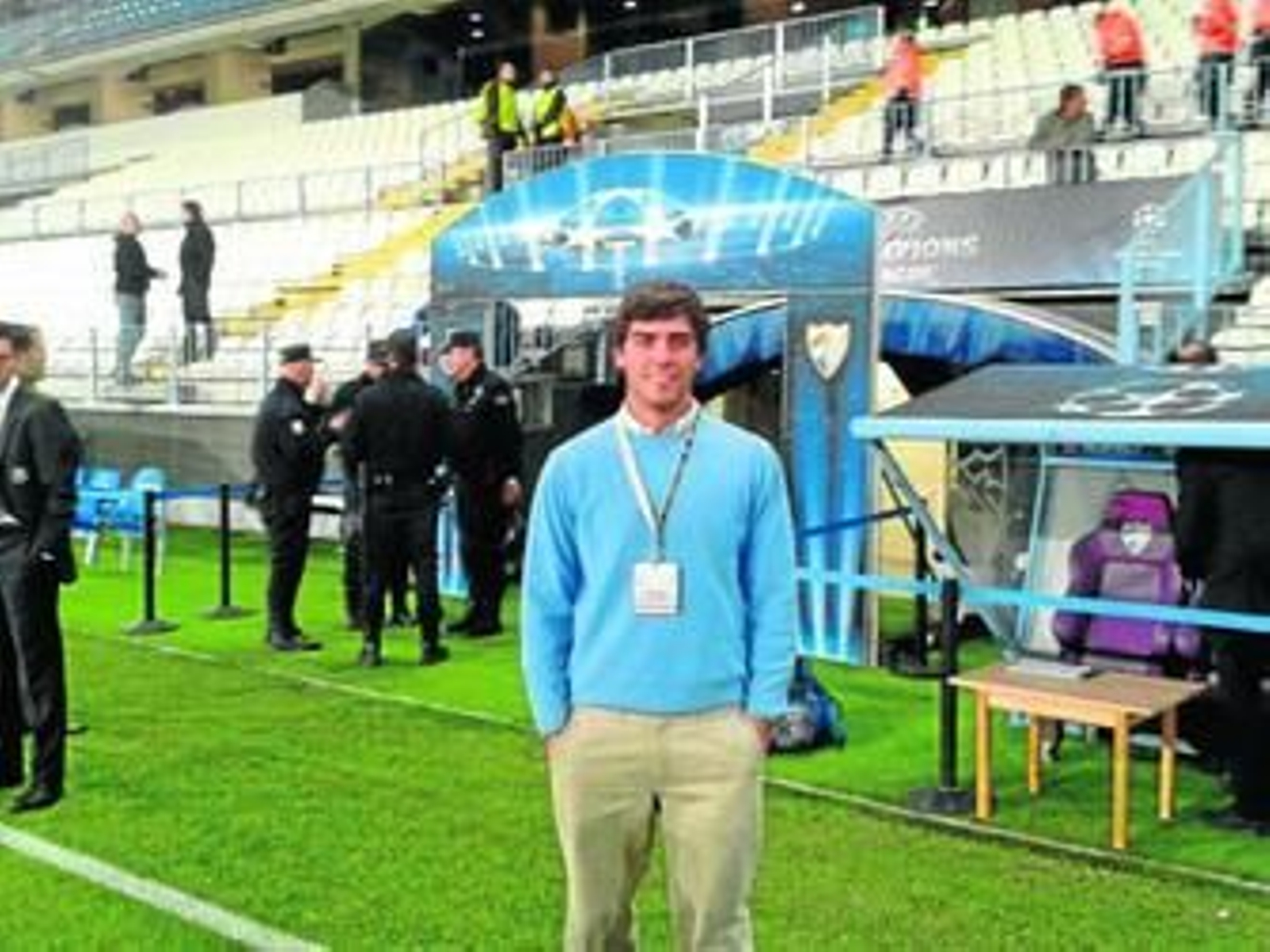 Rafael Díaz junto al tunel de vestuarios de La Rosaleda antes de un encuentro de la Champions.